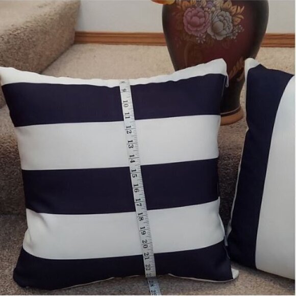 Set of two decorative throw pillows - Picture 5 of 7